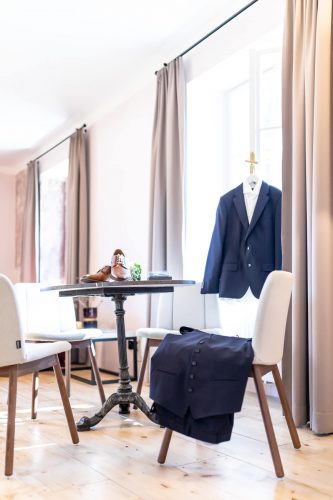 Hochzeit, Schloss Lackenbach, Burgenland, Fine Art Wedding, Styled Wedding, Bräutigam, Oberjäger, Getting Ready