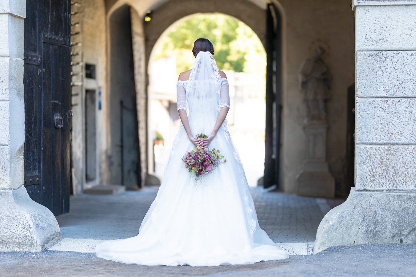 Hochzeitsfotograf, Burgenland, Kärnten, Burg Forchtenstein, Esterhazy, Rosalia, Klagenfurt, Braut, Brautkleid, Blumenstrauß, Hochzeitsbukett