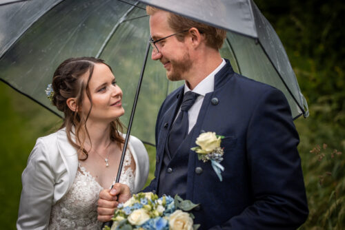St. Margarethen, Wolfsberg, Reiterhof Stückler, Hochzeitsfotos, Hochzeitsfotograf, Hochzeit, Fotograf, Kärnten, Wörthersee, Roman Huditsch Fotografie, Hochzeitsreportage, Vintage, Boho, Reportage, Fotoreportage, Paarfotos, Brautpaarshooting, Regenhochzeit, Regen, Brautpaar