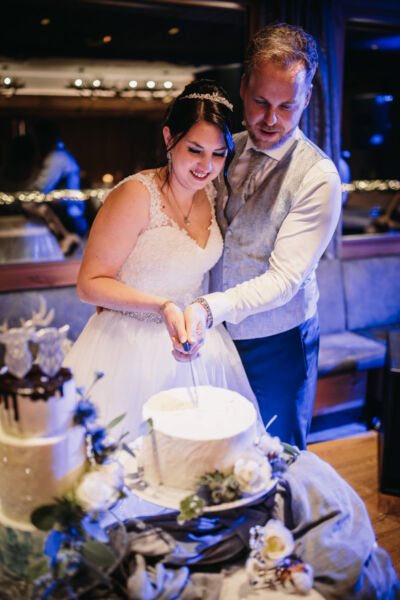 Gipfelhaus Magdalensberg, Magdalensberg, Hochzeit, Hochzeitsfotos, Hochzeitsfotograf, Paarfotos, Roman Huditsch, Klagenfurt, Kärnten, Wörthersee, Hochzeitsbilder, Wedding, Wedding Photographer, Trauung, Fotograf, Hochzeitsreportage, Winter, Winterhochzeit, Schnee, Party, Hochzeitstorte, Tortenanschnitt Gipfelhaus Magdalensberg, Magdalensberg, Hochzeit, Hochzeitsfotos, Hochzeitsfotograf, Paarfotos, Roman Huditsch, Klagenfurt, Kärnten, Wörthersee, Hochzeitsbilder, Wedding, Wedding Photographer, Trauung, Fotograf, Hochzeitsreportage, Winter, Winterhochzeit, Schnee, Party, Hochzeitstorte, Tortenanschnitt