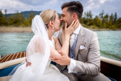 Pörtschach, Jilly Beach, Hochzeit, Hochzeitsfotos, Hochzeitsfotograf, Paarfotos, Roman Huditsch, Kärnten, Wörthersee, Hochzeitsbilder, Wedding, Wedding Photographer, Trauung, Fotograf, Hochzeitsreportage, Seehochzeit, Paarfotos, Bootsfahrt, Motorboot Pörtschach, Jilly Beach, Hochzeit, Hochzeitsfotos, Hochzeitsfotograf, Paarfotos, Roman Huditsch, Kärnten, Wörthersee, Hochzeitsbilder, Wedding, Wedding Photographer, Trauung, Fotograf, Hochzeitsreportage, Seehochzeit, Paarfotos, Bootsfahrt, Motorboot