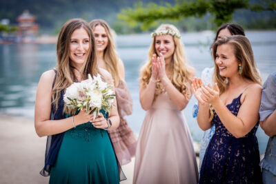 Pörtschach, Jilly Beach, Hochzeit, Hochzeitsfotos, Hochzeitsfotograf, Paarfotos, Roman Huditsch, Kärnten, Wörthersee, Hochzeitsbilder, Wedding, Wedding Photographer, Trauung, Fotograf, Hochzeitsreportage, Seehochzeit, Brautstrauß, Brautstraußwerfen Pörtschach, Jilly Beach, Hochzeit, Hochzeitsfotos, Hochzeitsfotograf, Paarfotos, Roman Huditsch, Kärnten, Wörthersee, Hochzeitsbilder, Wedding, Wedding Photographer, Trauung, Fotograf, Hochzeitsreportage, Seehochzeit, Brautstrauß, Brautstraußwerfen