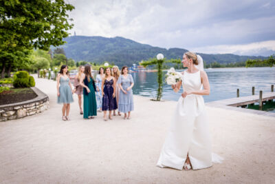 Pörtschach, Jilly Beach, Hochzeit, Hochzeitsfotos, Hochzeitsfotograf, Paarfotos, Roman Huditsch, Kärnten, Wörthersee, Hochzeitsbilder, Wedding, Wedding Photographer, Trauung, Fotograf, Hochzeitsreportage, Seehochzeit, Brautstrauß, Brautstraußwerfen Pörtschach, Jilly Beach, Hochzeit, Hochzeitsfotos, Hochzeitsfotograf, Paarfotos, Roman Huditsch, Kärnten, Wörthersee, Hochzeitsbilder, Wedding, Wedding Photographer, Trauung, Fotograf, Hochzeitsreportage, Seehochzeit, Brautstrauß, Brautstraußwerfen