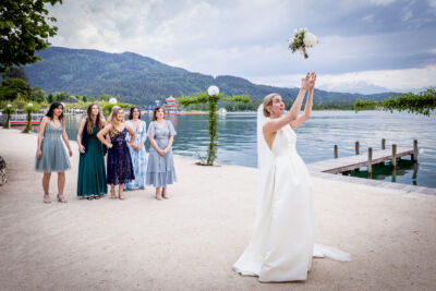 Pörtschach, Jilly Beach, Hochzeit, Hochzeitsfotos, Hochzeitsfotograf, Paarfotos, Roman Huditsch, Kärnten, Wörthersee, Hochzeitsbilder, Wedding, Wedding Photographer, Trauung, Fotograf, Hochzeitsreportage, Seehochzeit, Brautstrauß, Brautstraußwerfen Pörtschach, Jilly Beach, Hochzeit, Hochzeitsfotos, Hochzeitsfotograf, Paarfotos, Roman Huditsch, Kärnten, Wörthersee, Hochzeitsbilder, Wedding, Wedding Photographer, Trauung, Fotograf, Hochzeitsreportage, Seehochzeit, Brautstrauß, Brautstraußwerfen