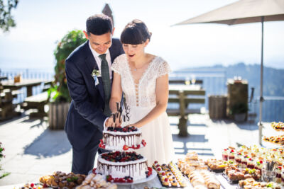 Magdalensberg, Berghochzeit, Gipfelhaus, Hochzeitsfotos, Hochzeitsfotograf, Hochzeit, Fotograf, Kärnten, Wörthersee, Roman Huditsch Fotografie, Hochzeitsreportage, Vintage, Boho, Paarshooting, Brautpaar, Brautpaarshooting, Hochzeitslocation, Sektempfang, Hochzeitstorte, Tortenanschnitt Magdalensberg, Berghochzeit, Gipfelhaus, Hochzeitsfotos, Hochzeitsfotograf, Hochzeit, Fotograf, Kärnten, Wörthersee, Roman Huditsch Fotografie, Hochzeitsreportage, Vintage, Boho, Paarshooting, Brautpaar, Brautpaarshooting, Hochzeitslocation, Sektempfang, Hochzeitstorte, Tortenanschnitt