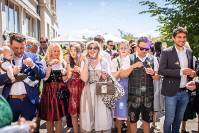 Villach, Hochzeitsfotos, Hochzeitsfotograf, Hochzeit, Fotograf, Kärnten, Wörthersee, Roman Huditsch Fotografie, Hochzeitsreportage, Vintage, Boho, Reportage, Fotoreportage, Gratulationen, Spalier, Seifenblasen Villach, Hochzeitsfotos, Hochzeitsfotograf, Hochzeit, Fotograf, Kärnten, Wörthersee, Roman Huditsch Fotografie, Hochzeitsreportage, Vintage, Boho, Reportage, Fotoreportage, Gratulationen, Spalier, Seifenblasen