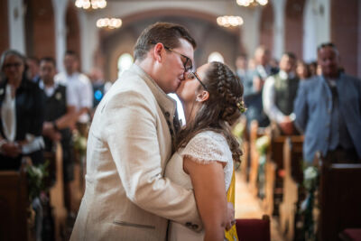 Villach, Hochzeitsfotos, Hochzeitsfotograf, Hochzeit, Fotograf, Kärnten, Wörthersee, Roman Huditsch Fotografie, Hochzeitsreportage, Vintage, Boho, Reportage, Fotoreportage, Trauung, Kirchliche Trauung, Hichzeitskuss, Nikolaikirche Villach, Hochzeitsfotos, Hochzeitsfotograf, Hochzeit, Fotograf, Kärnten, Wörthersee, Roman Huditsch Fotografie, Hochzeitsreportage, Vintage, Boho, Reportage, Fotoreportage, Trauung, Kirchliche Trauung, Hichzeitskuss, Nikolaikirche