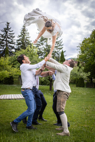 Villach, Hochzeitsfotos, Hochzeitsfotograf, Hochzeit, Fotograf, Kärnten, Wörthersee, Roman Huditsch Fotografie, Hochzeitsreportage, Vintage, Boho, Gruppenfoto, Brautwerfen Villach, Hochzeitsfotos, Hochzeitsfotograf, Hochzeit, Fotograf, Kärnten, Wörthersee, Roman Huditsch Fotografie, Hochzeitsreportage, Vintage, Boho, Gruppenfoto, Brautwerfen