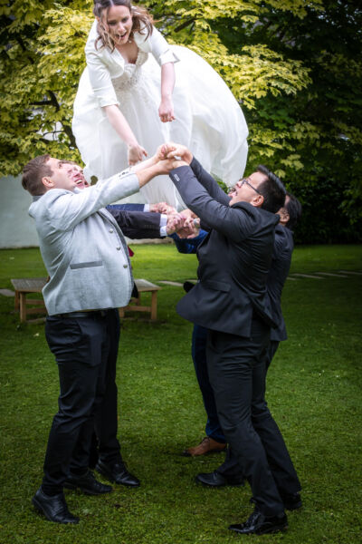 St. Margarethen, Wolfsberg, Reiterhof Stückler, Hochzeitsfotos, Hochzeitsfotograf, Hochzeit, Fotograf, Kärnten, Wörthersee, Roman Huditsch Fotografie, Hochzeitsreportage, Vintage, Boho, Reportage, Fotoreportage,Gruppenfoto, St. Marein, Brautwerfen St. Margarethen, Wolfsberg, Reiterhof Stückler, Hochzeitsfotos, Hochzeitsfotograf, Hochzeit, Fotograf, Kärnten, Wörthersee, Roman Huditsch Fotografie, Hochzeitsreportage, Vintage, Boho, Reportage, Fotoreportage,Gruppenfoto, St. Marein, Brautwerfen