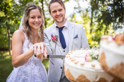 Hochzeitsfotos, Hochzeitsfotograf, Hochzeit, Fotograf, Kärnten, Wörthersee, Reiterhof Stückler, Wolfsberg, St. Margarethen, Roman Huditsch Fotografie, Hochzeitsreportage, Vintage, Boho, Reportage, Fotoreportage, Torte, Hochzeitstorte, Tortenanschnitt Hochzeitsfotos, Hochzeitsfotograf, Hochzeit, Fotograf, Kärnten, Wörthersee, Reiterhof Stückler, Wolfsberg, St. Margarethen, Roman Huditsch Fotografie, Hochzeitsreportage, Vintage, Boho, Reportage, Fotoreportage, Torte, Hochzeitstorte, Tortenanschnitt