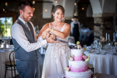 Hochzeitsfotos, Hochzeitsfotograf, Hochzeit, Fotograf, Kärnten, Wörthersee, Lillis Feststadl, Feldkirchen, Klein St. Veit, Roman Huditsch Fotografie, Hochzeitsreportage, Vintage, Boho, Reportage, Fotoreportage, Hochzeitstorte, Torte, Tortenanschnitt