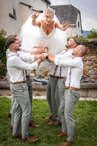 Hochzeitsfotos, Hochzeitsfotograf, Hochzeit, Fotograf, Kärnten, Wörthersee, Maria Rojach, Lavantal, Roman Huditsch Fotografie, Hochzeitsreportage, Vintage, Boho, Reportage, Fotoreportage, Gruppenfotos Hochzeitsfotos, Hochzeitsfotograf, Hochzeit, Fotograf, Kärnten, Wörthersee, Maria Rojach, Lavantal, Roman Huditsch Fotografie, Hochzeitsreportage, Vintage, Boho, Reportage, Fotoreportage, Gruppenfotos