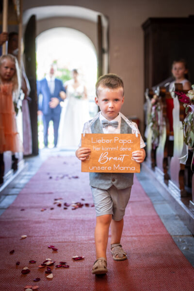 Hochzeitsfotos, Hochzeitsfotograf, Hochzeit, Fotograf, Kärnten, Wörthersee, Lillis Feststadl, Feldkirchen, Klein St. Veit, Roman Huditsch Fotografie, Hochzeitsreportage, Vintage, Boho, Reportage, Fotoreportage, Trauung, Kirche
